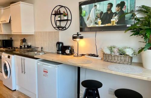 Andover Apartment | Flat with parking off High St