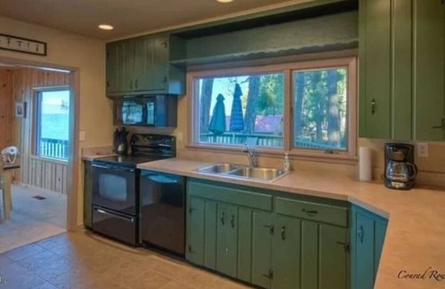 Bigfork Cabin | Flathead Lake Cabin w/Hot Tub & Close to Bigfork