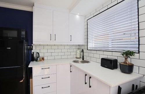 Parklands Apartment | Flatlet 2.1km from Iconic Blaauwberg Beach