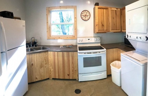 Leasburg Cabin | Fletcher's Village Group Cabin rental near Meramec River.