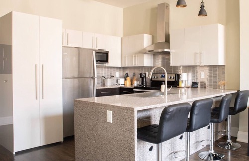 East Town Apartment | Flexhome Downtown Sleek 2BR Loft