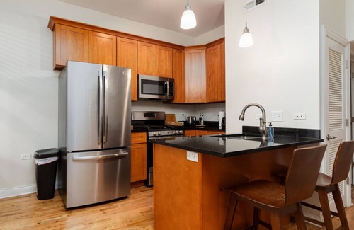 Ukrainian Village Apartment | Flexhome Wicker Park 2BR DV3