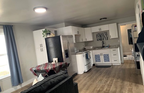 Burley House | Flexible Stay, Near Hospital & Fairgrounds, W&D, 3 Queen Beds