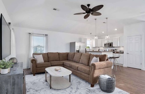 Colington House | Flexible Stays & Hot Tub!