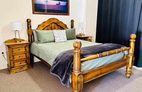 Quorn Hotel | Flinders Ranges Motel - The Mill