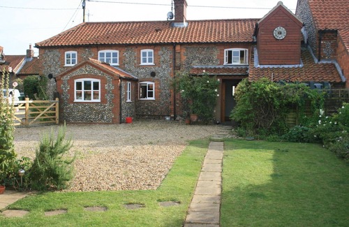 Little Thornage Cottage | FLINT COTTAGE WITH PRIVATE POOL, ANNEX, OWN PARKING SLEEPING 8 PEOPLE.