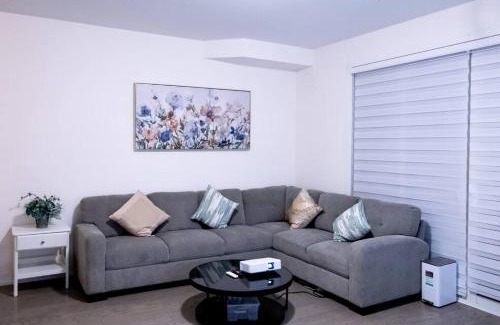 Vaughan House | Flipped House - entire 2 BR townhouse near wonderland