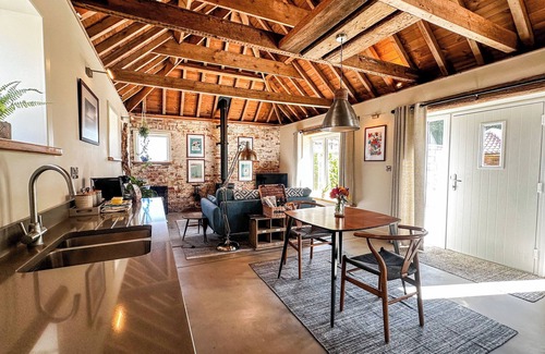 Mappleton Cottage | FLITTERMOUSE BARN, romantic, with hot tub in Hornsea