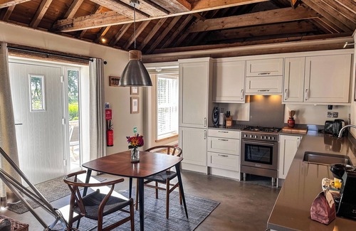Mappleton Cottage | FLITTERMOUSE BARN, romantic, with hot tub in Hornsea