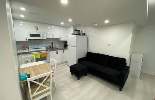 Churchill Meadows Bed & Breakfast | Floaters Specs