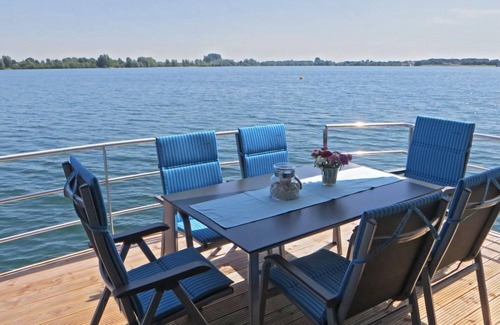 Vynen House | Floating 44 Komfortable Hausboote bei Xanten mit Tollem Seeblick