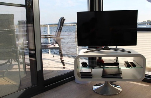 Vynen House | Floating 44 Komfortable Hausboote bei Xanten mit Tollem Seeblick