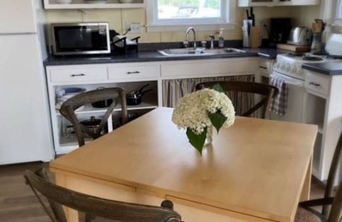 Sabula Cabin | Floating Cottage on the River "Nantucket"