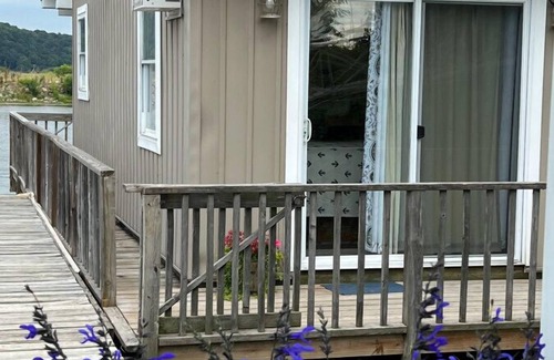 Sabula Cabin | Floating Cottage on the River "Nantucket"