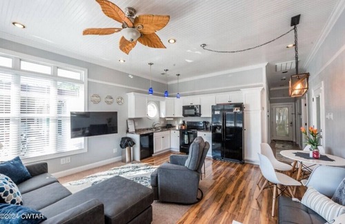 Parsons Boat Rental | Floating house next to boat ramp & marina!