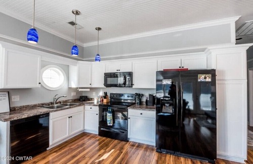 Parsons Boat Rental | Floating house next to boat ramp & marina!
