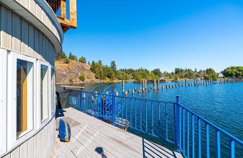 Somers Boat Rental | FLOATING HOUSE on Flathead Lake, kayaks, rooftop decks, watercraft rentals!