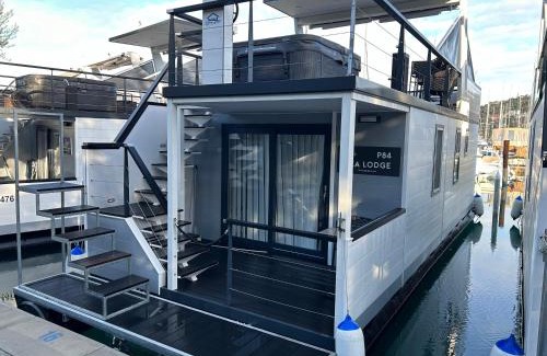 Seca Apartment | Floating House - SEA SUITE