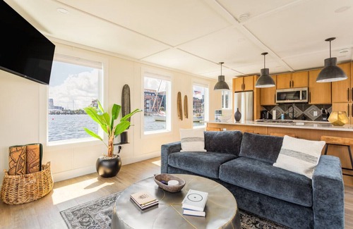 Canton Boat Rental | FLOHOM 12 - Luxe On-Water Retreat in Fells Point