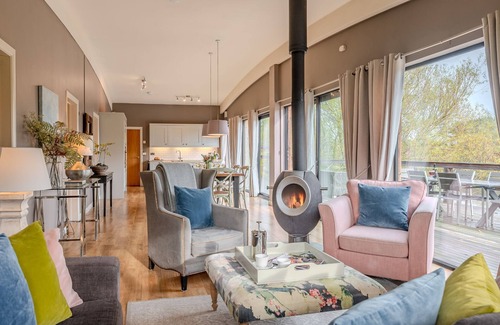 Richmond Cottage | Flora - a lodge that sleeps 6 guests in 3 bedrooms