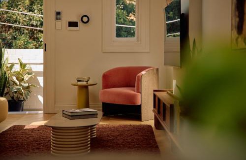 Newtown Apartment | Flora Suite