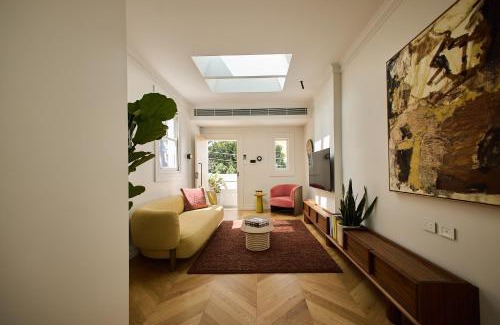 Newtown Apartment | Flora Suite