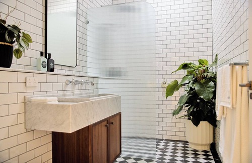Newtown Apartment | Flora Suite – Boutique Apartment in Newtown