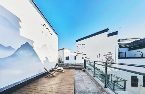 Yi County Hotel | Floral Shemanyue Mountain Homestay