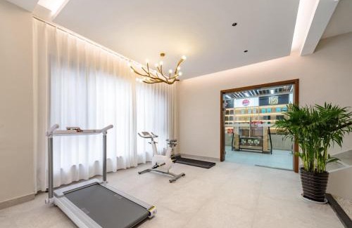 Yi County Hotel | Floral Shemanyue Mountain Homestay