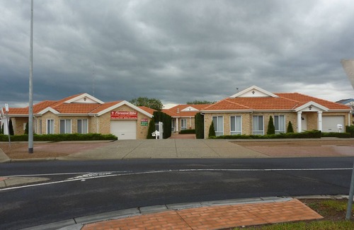 Sydenham House | Florentine Villas - Your Home away from Home - near Watergardens Town Centre