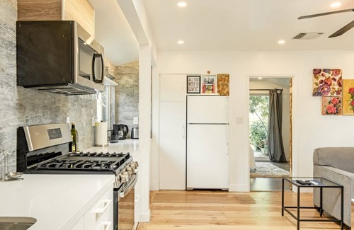 Sherman Oaks House | Flores Del Amor Getaway House with Private Peaceful Retreat
