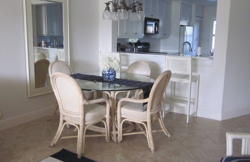 Naples Condo | Florida Decor! December to April Get 1 month FREE