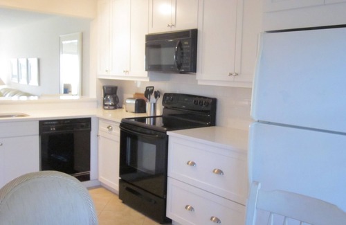 Naples Condo | Florida Decor! December to April Get 1 month FREE