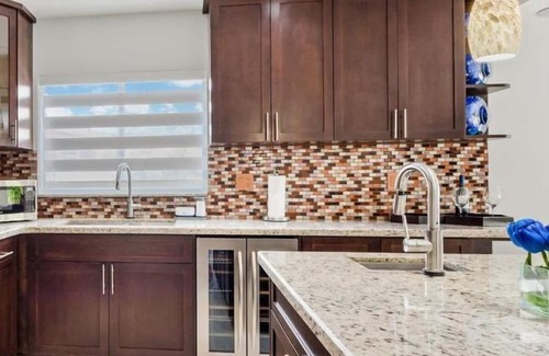 Hialeah House | Florida Retreat 6BR Pool Jacuzzi & Game Haven