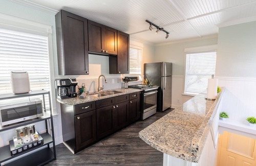 Gainesville Apartment | Florida Room: Walk DNTN | Studio | Lux Bath | Pet Welcome