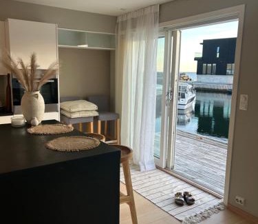 Akrehamn Apartment | Flott Leilighet, 1 etasje med nydelig sjøutsikt