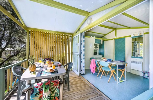 Castries Ski Chalet | Flower Camping le FONDESPIERRE * - Standard chalet - 25 m2 (2 bedrooms - air conditioning - TV) covered terrace 5 people