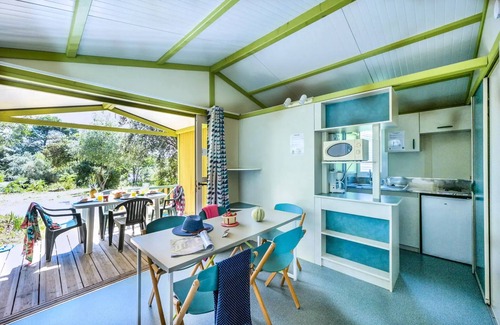 Castries Ski Chalet | Flower Camping le FONDESPIERRE * - Standard chalet - 25 m2 (2 bedrooms - air conditioning - TV) covered terrace 5 people
