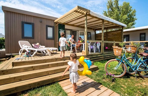 Loix House | Flower Camping Les Ilates * - Cabane Lodge sur pilingis STANDARD 34m2 (2 bedrooms) TV of which covered terrace 11m2 4 people