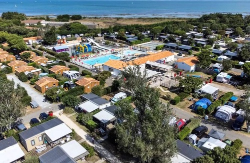 Loix House | Flower Camping Les Ilates * - Homeflower PREMIUM 26,5m2 (2 bedrooms) + CLIM + semi-covered terrace + TV + sheets + towels 4 people
