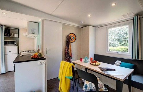 Loix House | Flower Camping Les Ilates * - Homeflower PREMIUM with Jacuzzi - 26.5m² (2 bedrooms) + semi-covered terrace + TV + Plancha + Air conditioning for 4 people