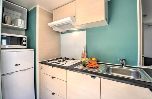 Loix House | Flower Camping Les Ilates * - Homeflower PREMIUM with Jacuzzi - 26.5m² (2 bedrooms) + semi-covered terrace + TV + Plancha + Air conditioning for 4 people
