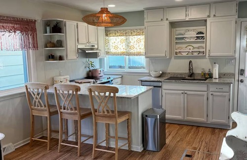 Walworth House | Flower Field Cottage Near Geneva Lake