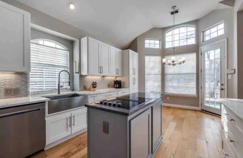 Flower Mound House | Flower Mound 5-bedroom house with pool, pond view, and all modern comforts.🌞🏡