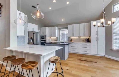 Flower Mound House | Flower Mound 5-bedroom house with pool, pond view, and all modern comforts.🌞🏡