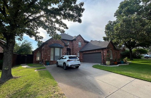 Flower Mound House | Flower Mound 5-bedroom house with pool, pond view, and all modern comforts.🌞🏡