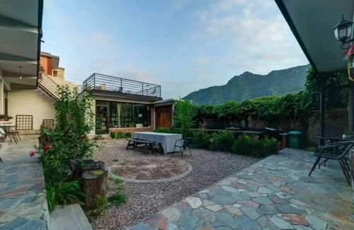 Huairou Bed & Breakfast | Flower Yard