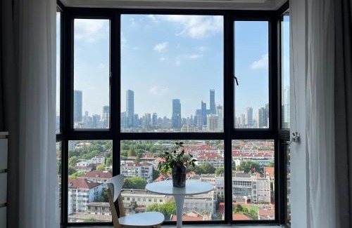 Huaihai Road Commercial Area Apartment | Flowers in full bloom