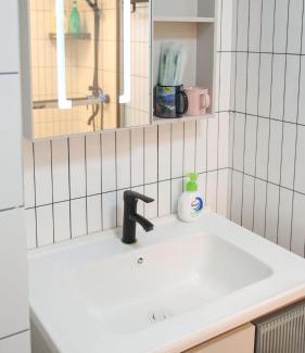 Huaihai Road Commercial Area Apartment | Flowers in full bloom