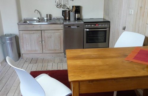 Bleckede Apartment | Flusslandschaft Elbe: Organic vacation apartment with wood-burning stove and garden